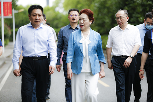 省人社厅党组书记、厅长唐白玉一行到开云手机在线调研湖南省第一届职业技能大赛筹备情况
