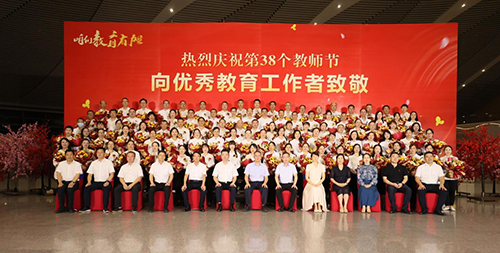 祝贺！开云手机在线教师易文斌荣获株洲市师德师风标兵奖