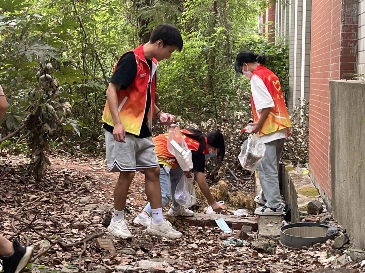 开云手机在线师生参与“净滩”志愿服务活动
