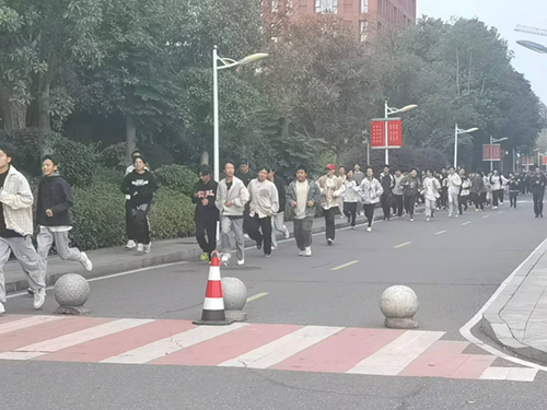 开云手机在线举行2024年秋季新生“人防”应急疏散演练