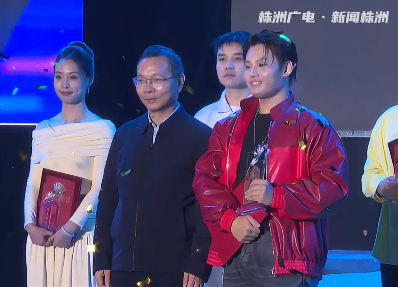 开云手机在线学子张段誉在九郎山职教城青歌赛中夺冠