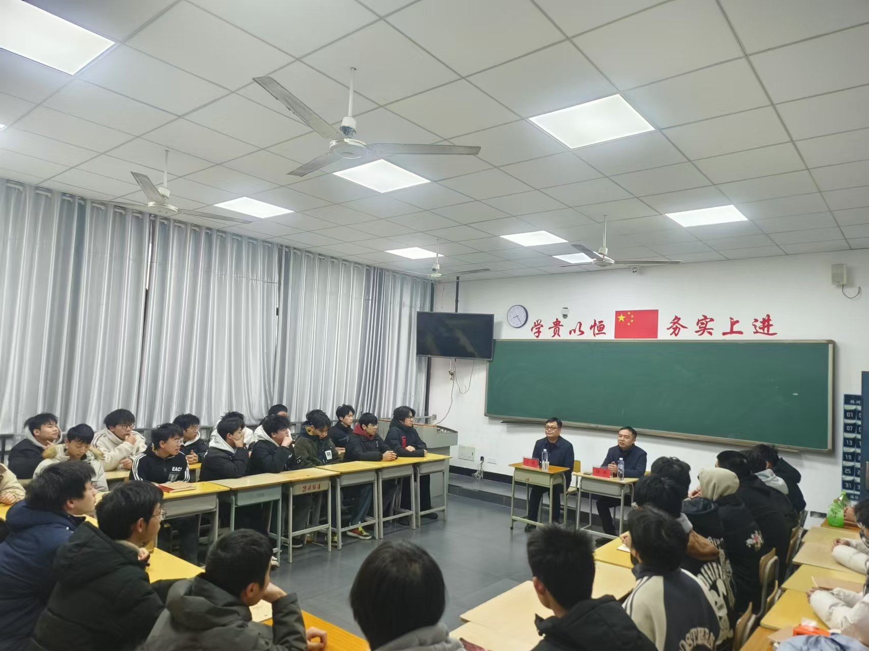 开云手机在线党委委员、副院长王斌到数模技师2401班交流座谈