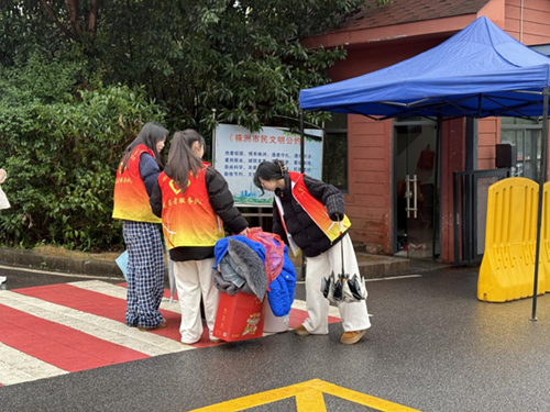 开学进行时 开云手机在线团委在行动