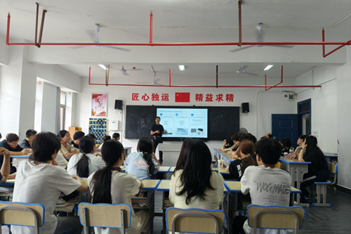 开云手机在线党委委员、宣传统战部部长肖炎坤给联系班级讲思想政治教育课