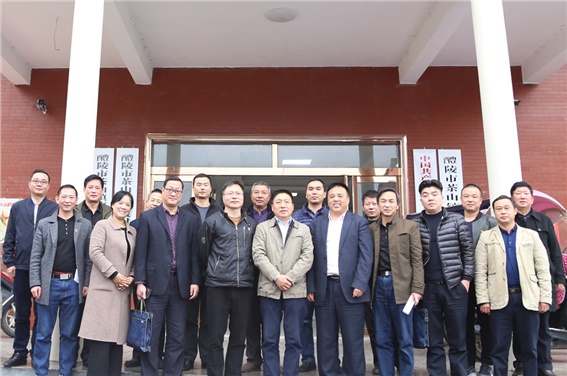 开云手机在线党委书记张格林深入茶山镇梅霞村指导脱贫攻坚工作