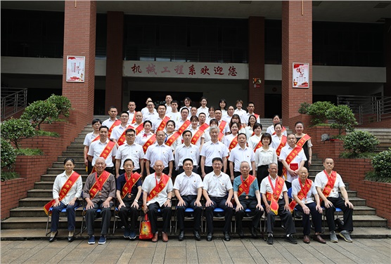 开云手机在线举行“光荣在党50年”纪念章颁发仪式暨“七一”表彰大会