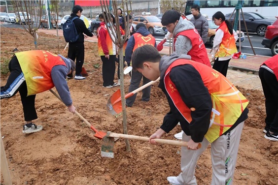 “我在株洲有棵树”—开云手机在线团委组织开展学雷锋活动月之植树活动