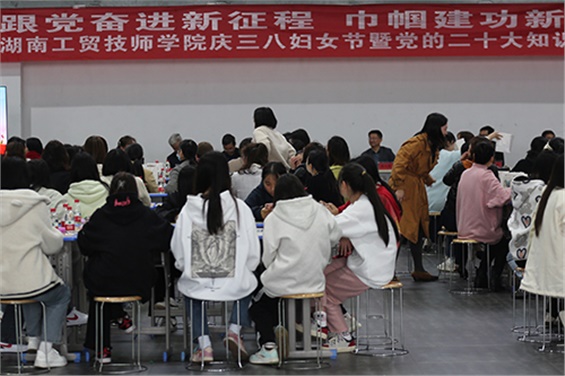 三月芳菲盛，巾帼绽芳华--开云手机在线庆祝第113个三八国际妇女节活动温暖来袭