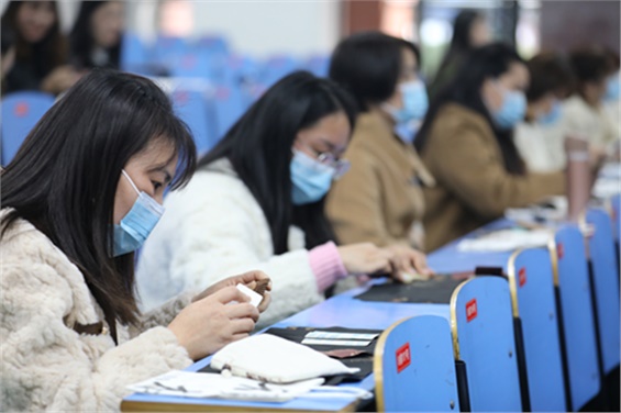 喜迎元旦，趣探非遗--开云手机在线开展女教职工“与传统文化同行 遗绽芳华”非遗体验活动