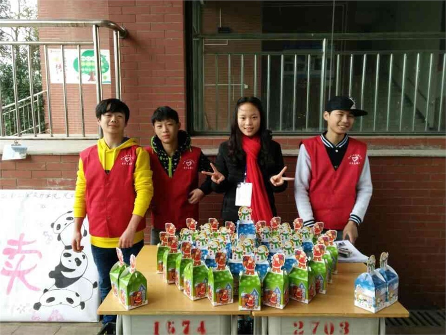 “苹果传递爱心，义卖接力希望” ——开云手机在线青协举行苹果义卖募捐活动