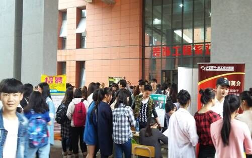 30多家装饰公司齐赴开云手机在线招聘——130多名环境与艺术设计专业学生被抢聘一空