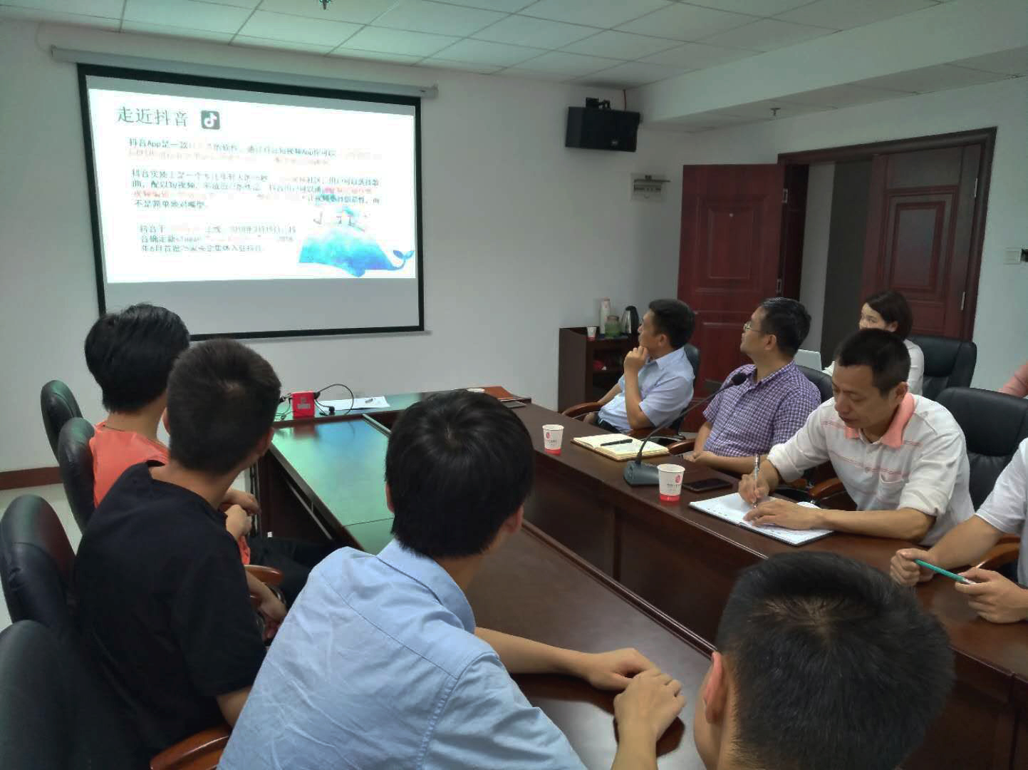 开云手机在线党委书记张格林指导社团活动