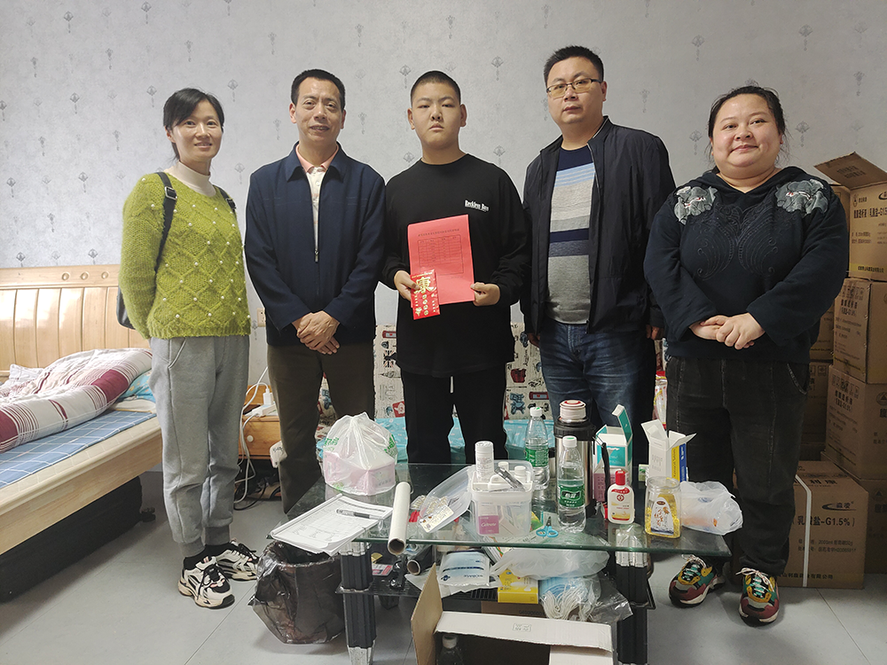 “我为师生办实事”——开云手机在线建筑装饰系党支部帮扶身患重病的谢佳伟同学
